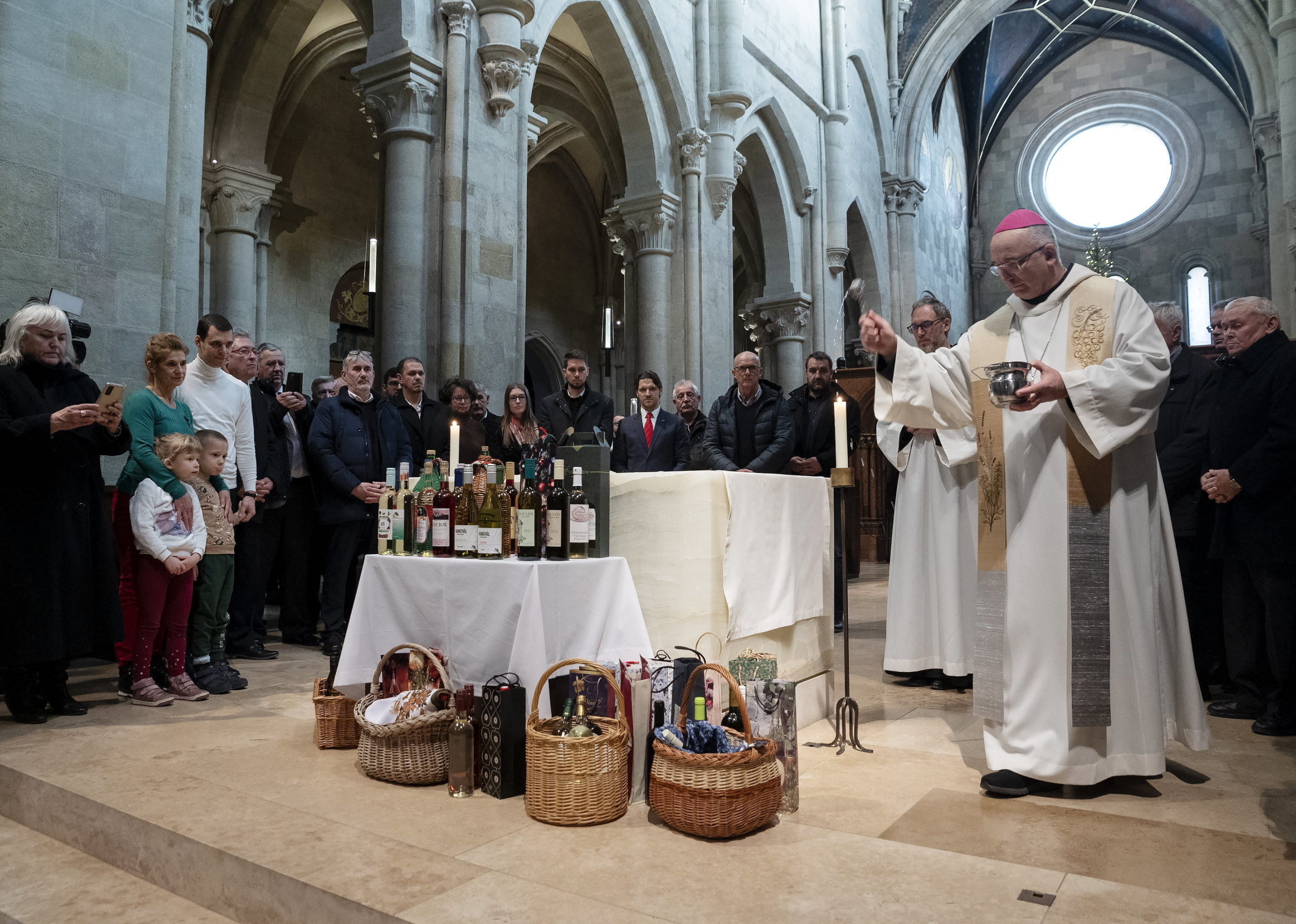 János-napi boráldás a pannonhalmi bazilikában