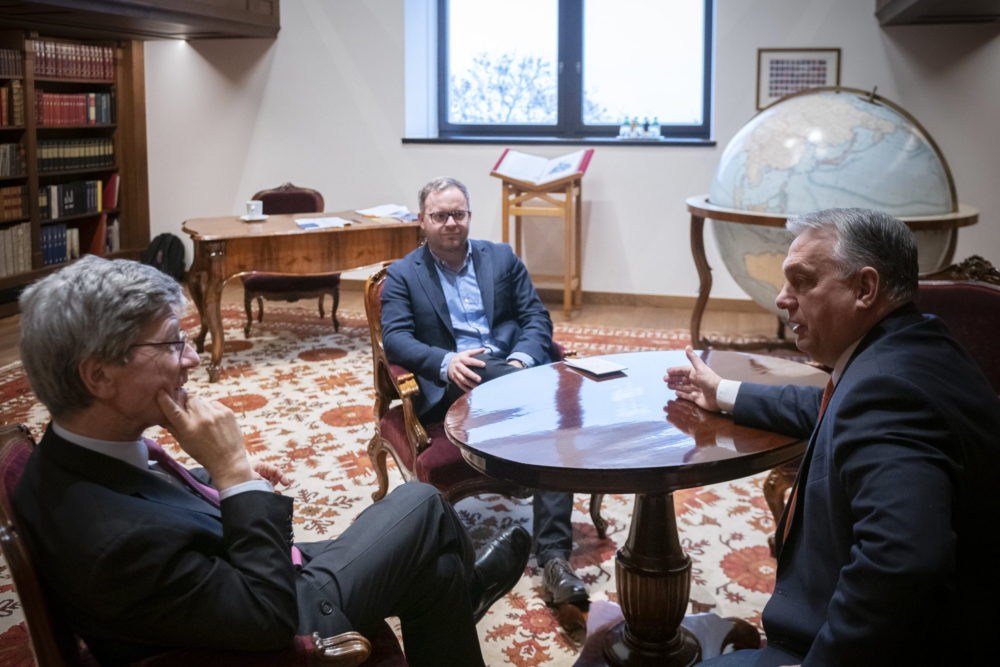 Orbán Viktor Jeffrey Sachs sztárközgazdásszal tárgyalt