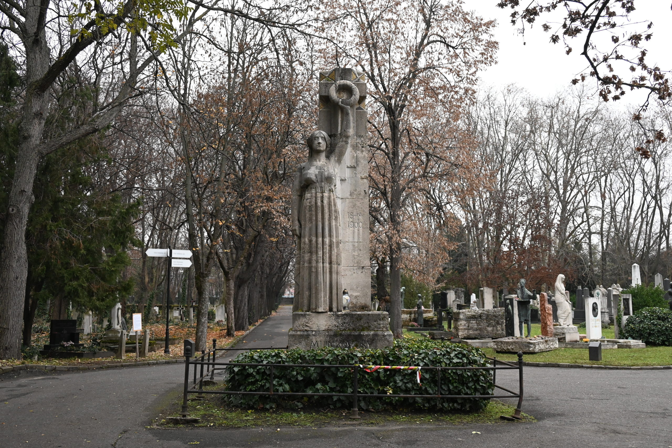 Megújul Munkácsy Mihály síremléke a Fiumei úti sírkertben