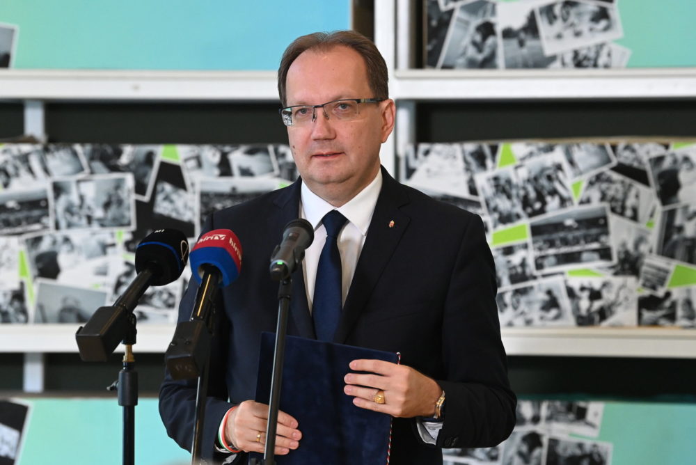 Könyv nélkül nincsen mély gyökerű és széles alapokon nyugvó műveltség