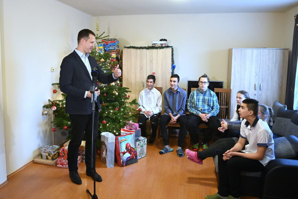 Közigazgatásban dolgozók személyes ajándékait adták át a penci lakásotthonban