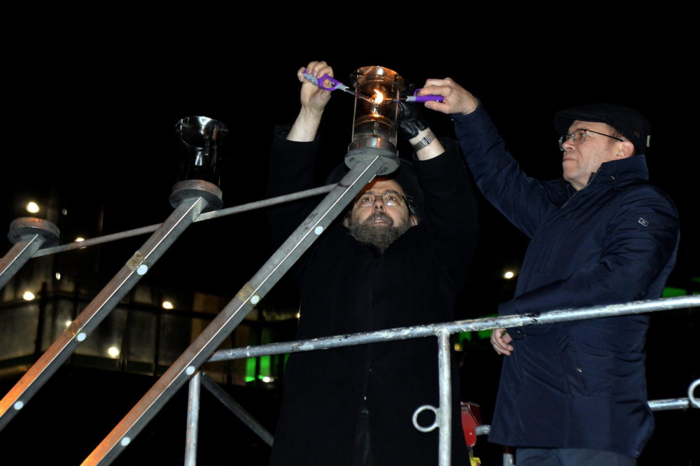 Meggyújtották az első hanukagyertyát a Nyugati téren