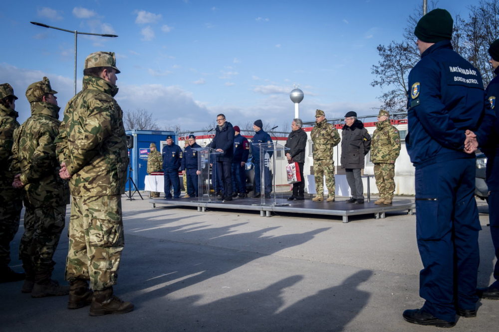 A határvadászok átvették a katonák feladatait a déli határon