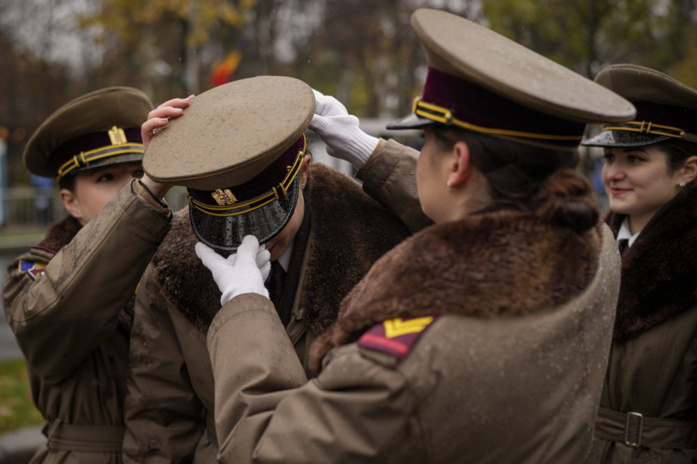 Katonai parádét rendeztek Bukarestben Románia nemzeti ünnepén