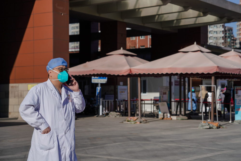 WHO-főigazgató: Aggasztóak a kínai járványhullámról szóló értesülések