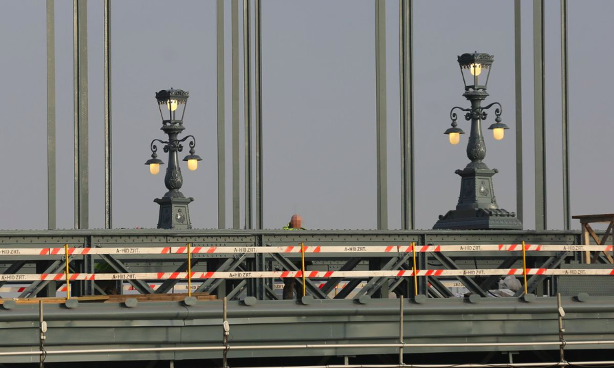 Folyamatosan égetik a díszkivilágítást a félkész lánchídon