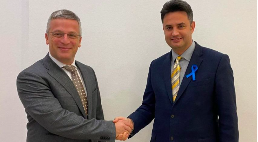 Amerikai pénzből százmilliókért hirdetnek Gyurcsány emberei Magyarországon