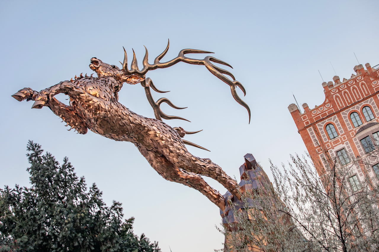 Ég felé szökellő szarvas