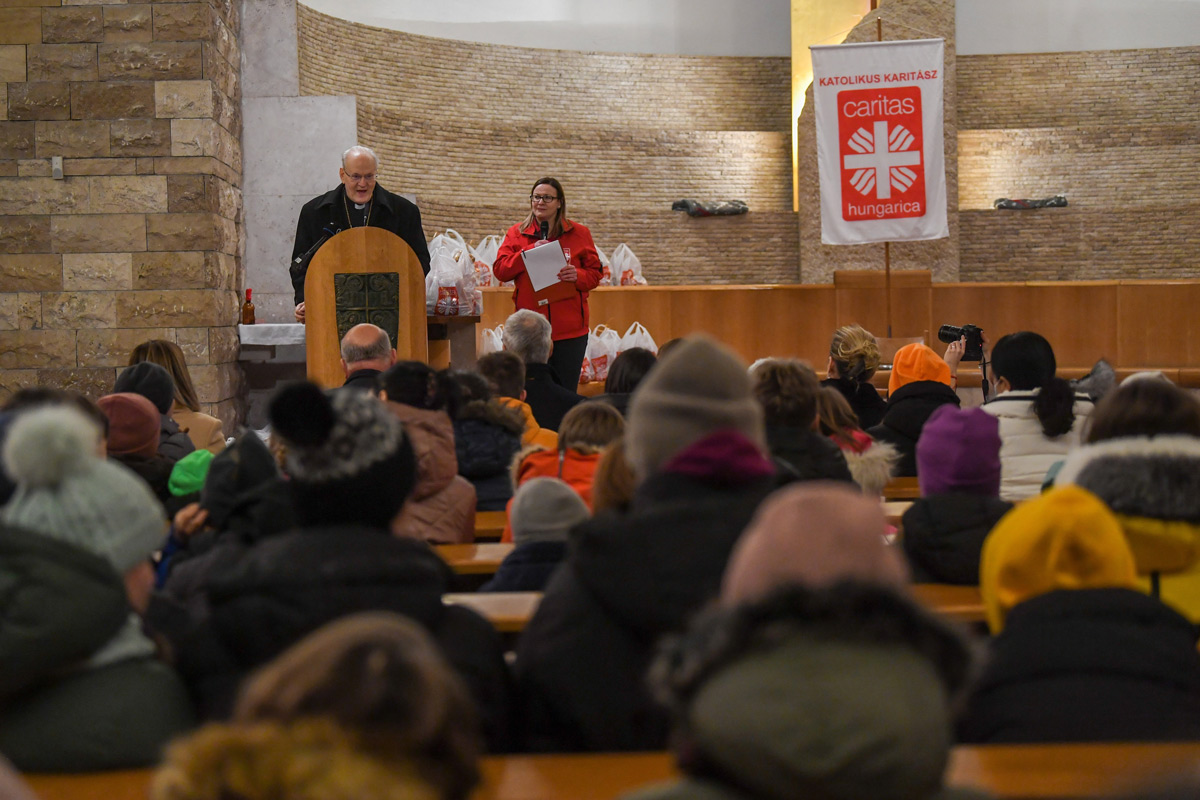 Erdő Péterrel, Herczegh Anitával osztottak ajándékot menekült gyerekeknek