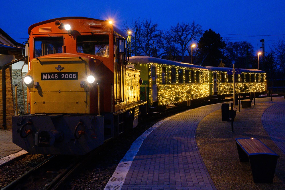 Fényvonatként közlekedik a balatonfenyvesi kisvasút