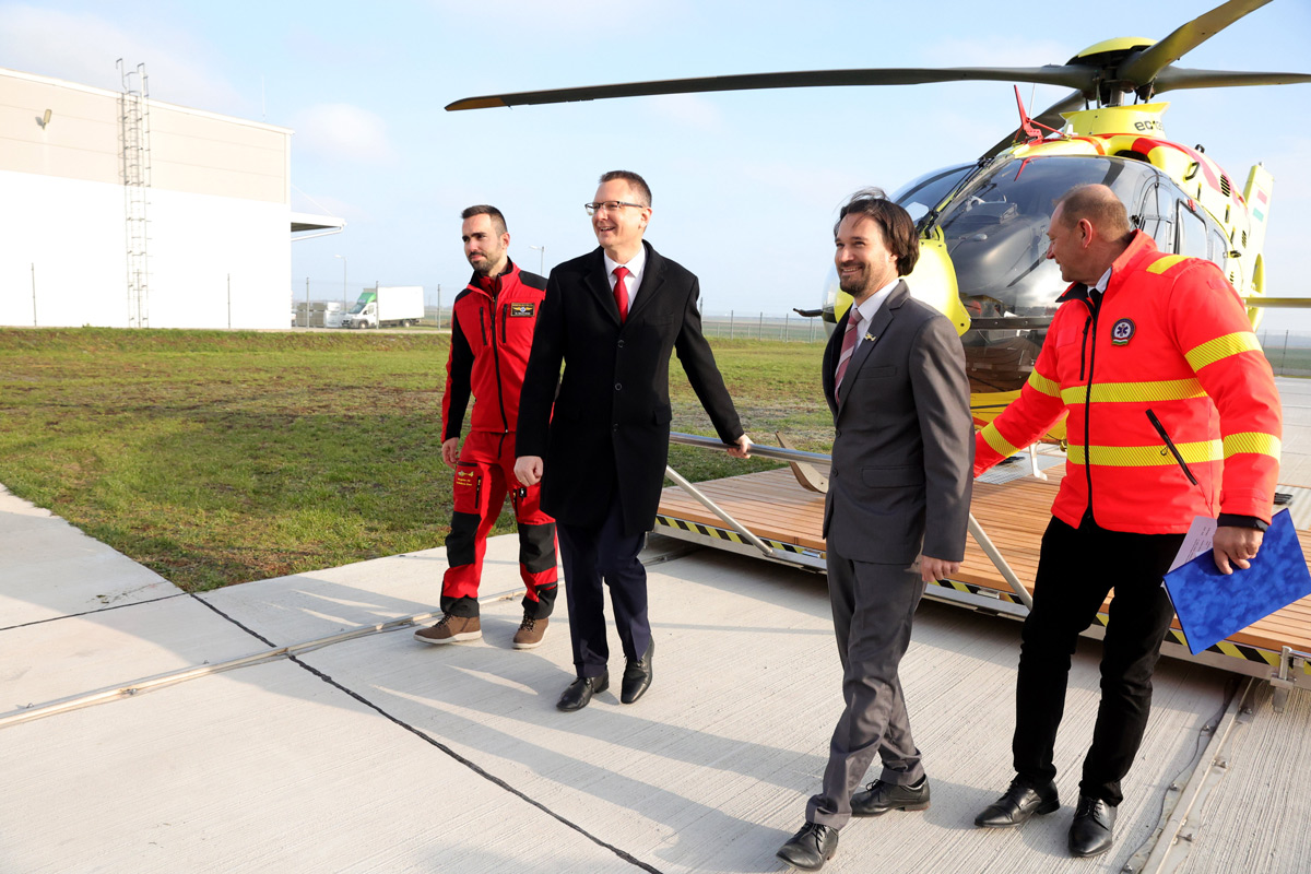 Átadták a szekszárdi légimentőbázist