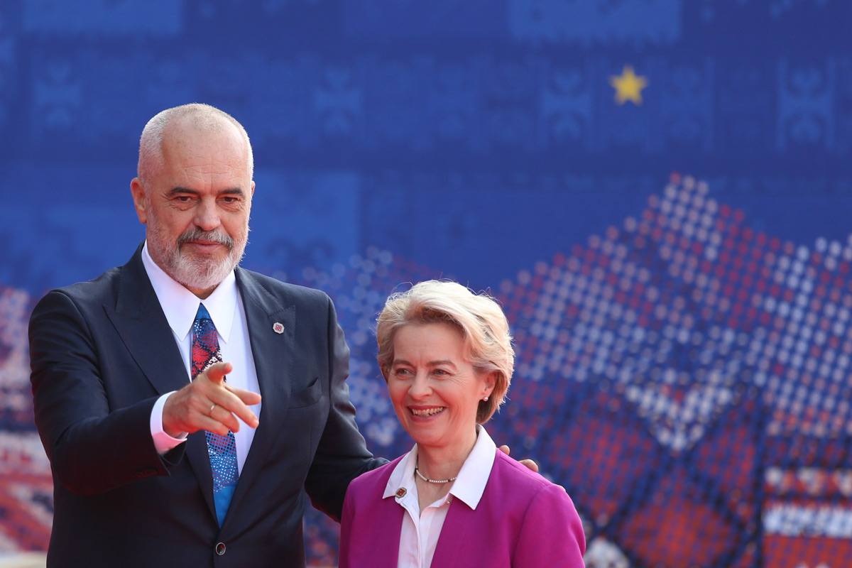 Megállapodtak a balkáni roamingdíjak fokozatos eltörléséről