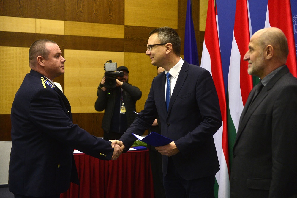 Megjutalmazták az embercsempészek elfogásában közreműködő rendőröket