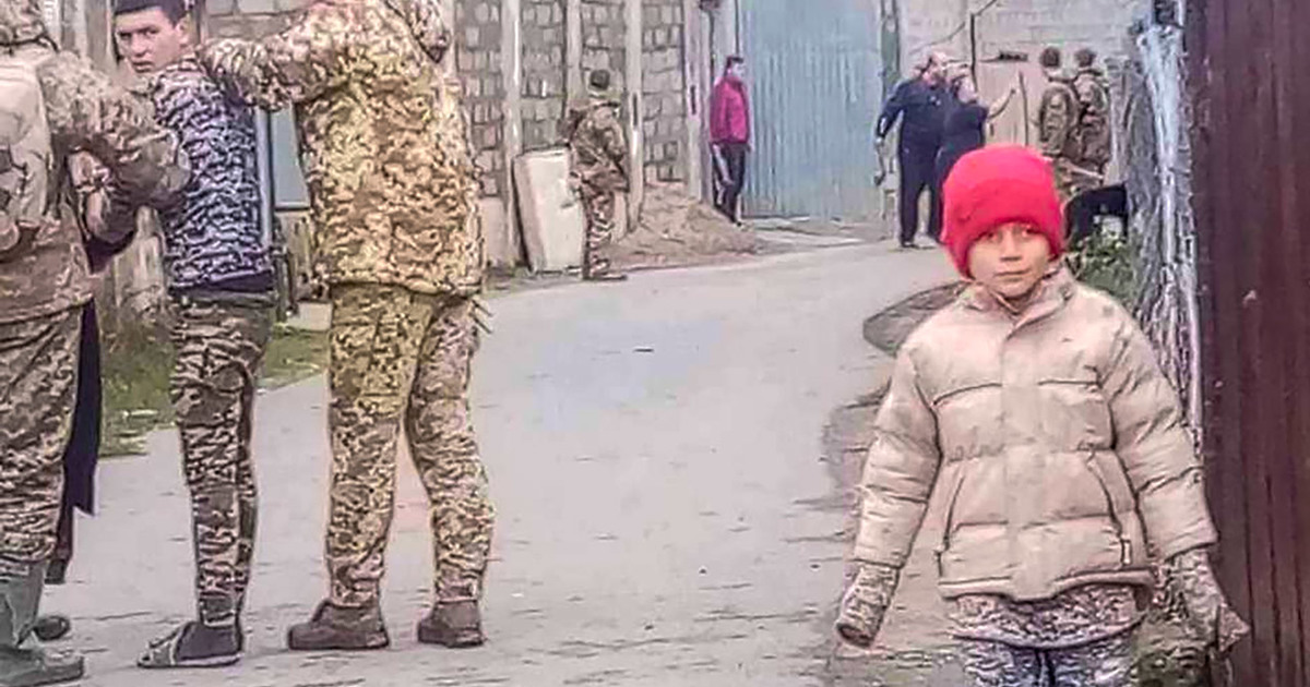 Kényszersorozás: az ukrán toborzók csoportosan csaptak le a civilekre (VIDEÓ)