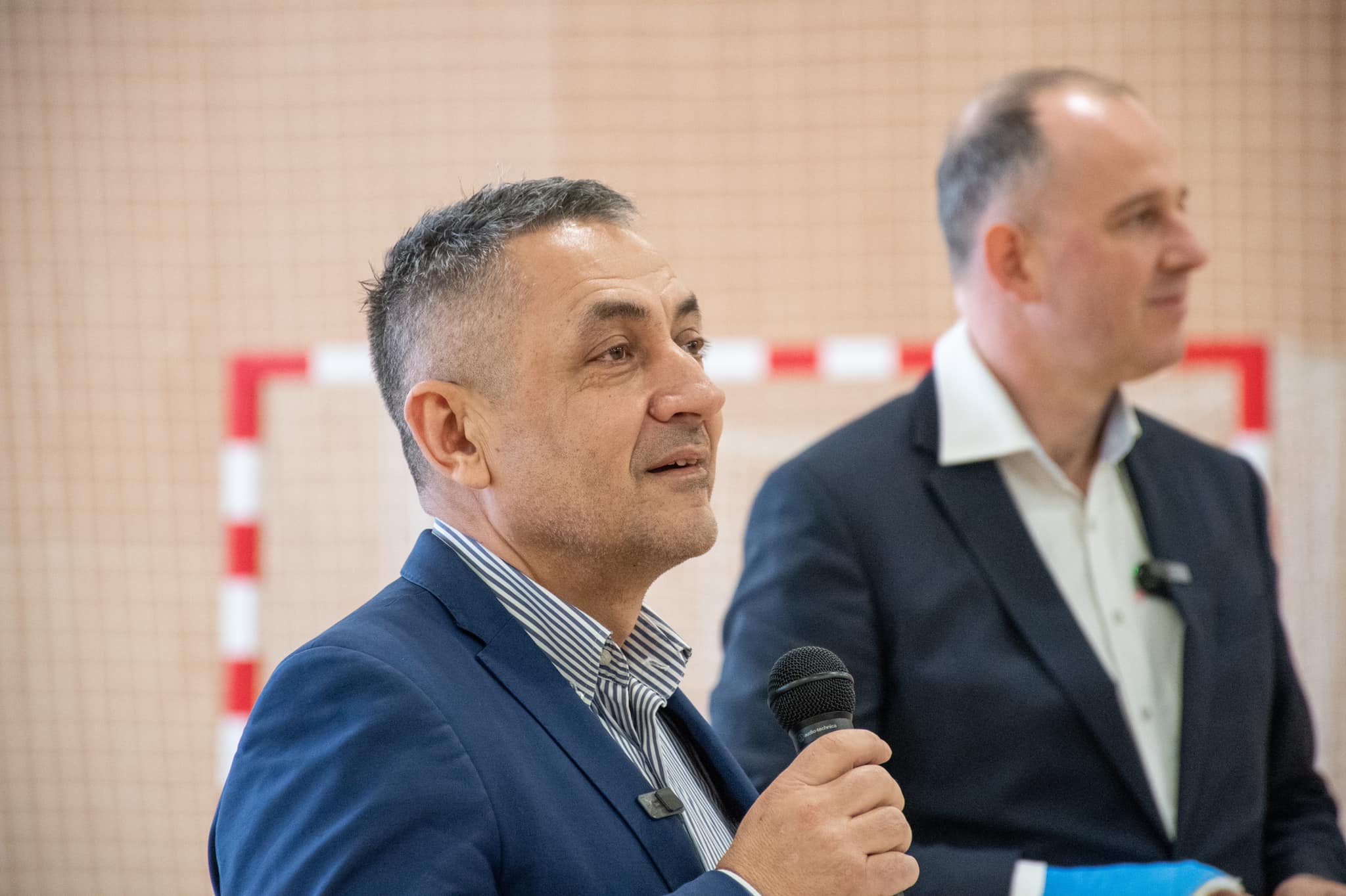 Az egész nemzet segít