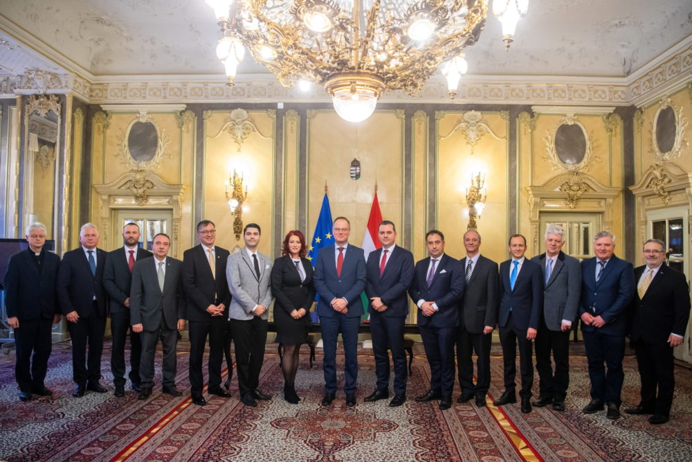 Tizennégy szervezettel kötött partnerségi megállapodást Navracsics Tibor