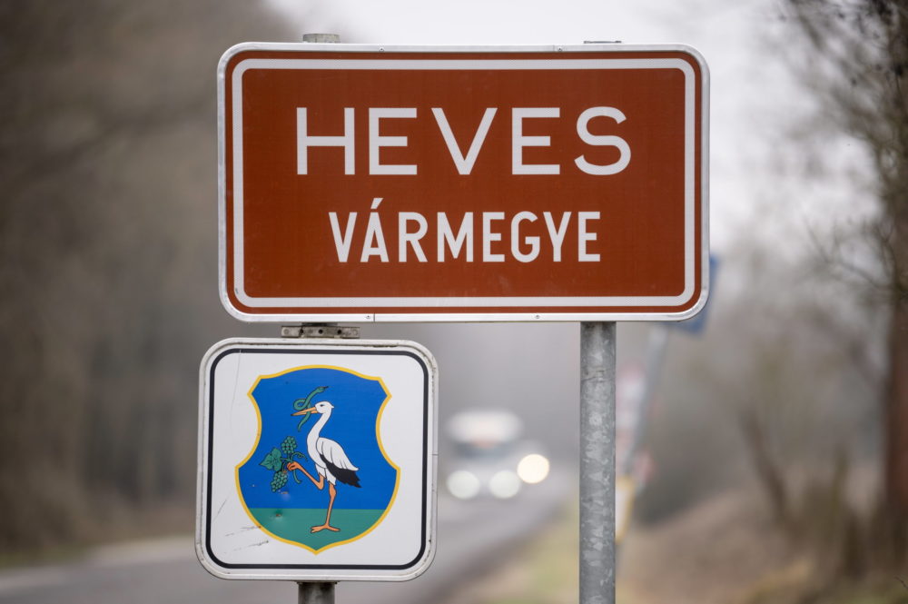 A vármegyehatárt jelző új közúti táblák