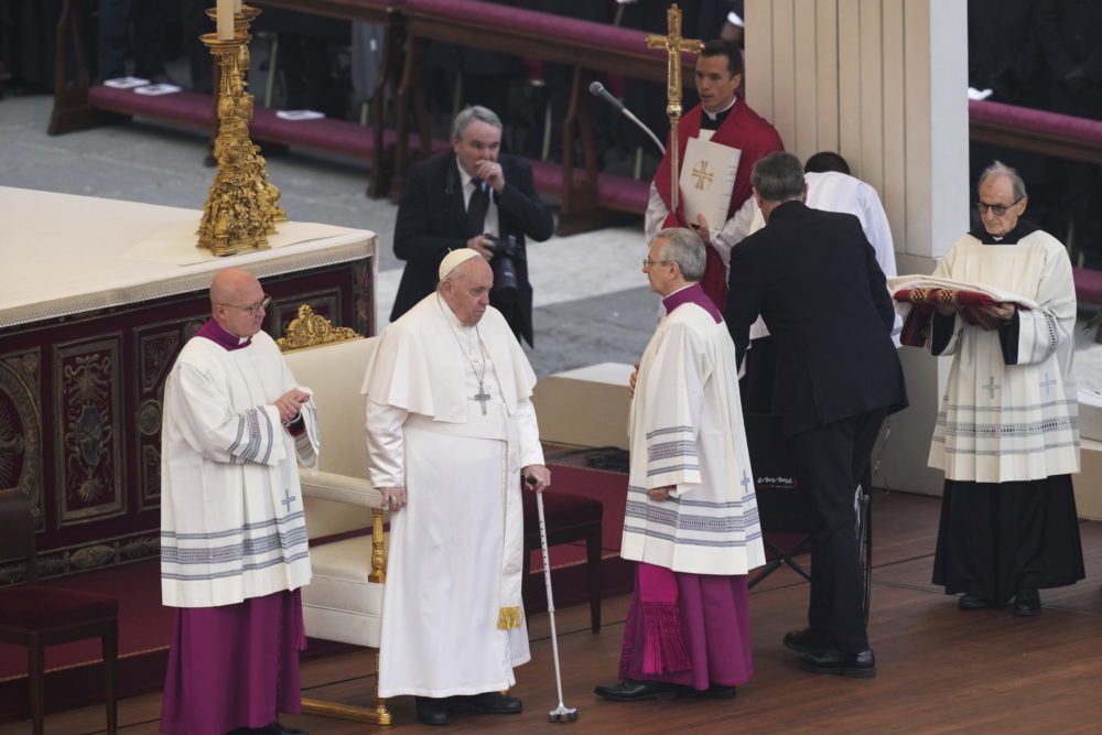 Megkezdődött XVI. Benedek nyugalmazott pápa gyászszertartása