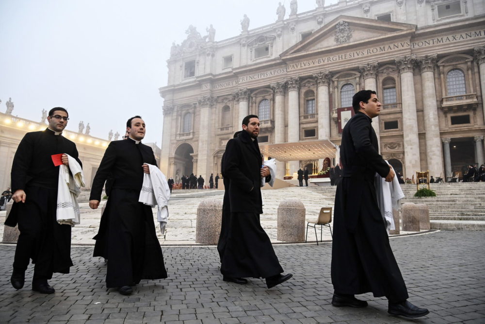 Pápának kijáró ceremóniával temetik el XVI. Benedeket
