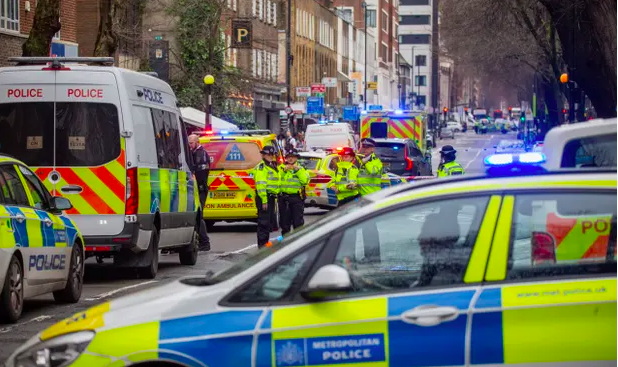 Négyen megsebesültek autóból leadott lövésektől Londonban