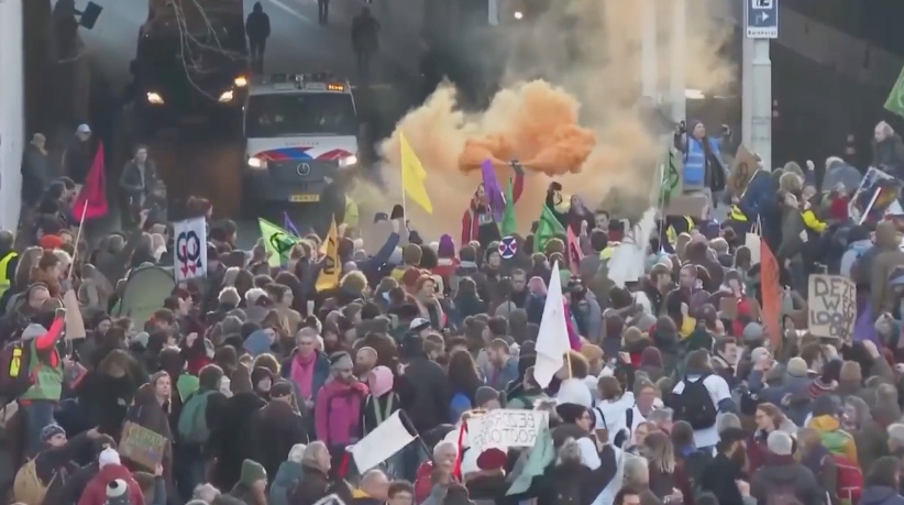 Klímatüntetők zárták el az autópályát Hágában