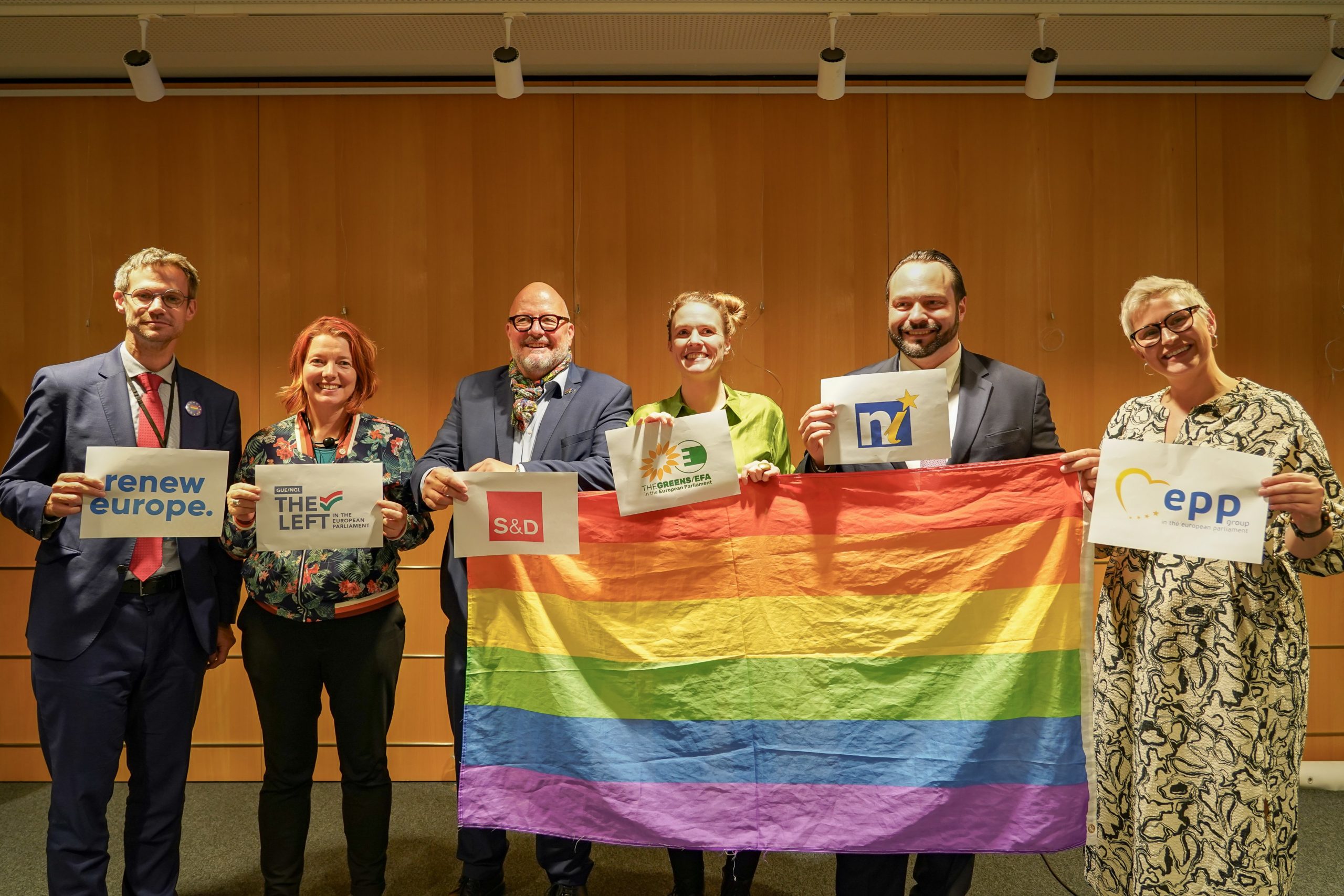 Rejtélyes tanácskozás az EP-alelnök és a DatAdatosok között