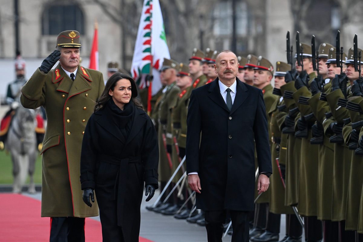 Novák Katalin a Sándor-palotában fogadta az azeri elnököt