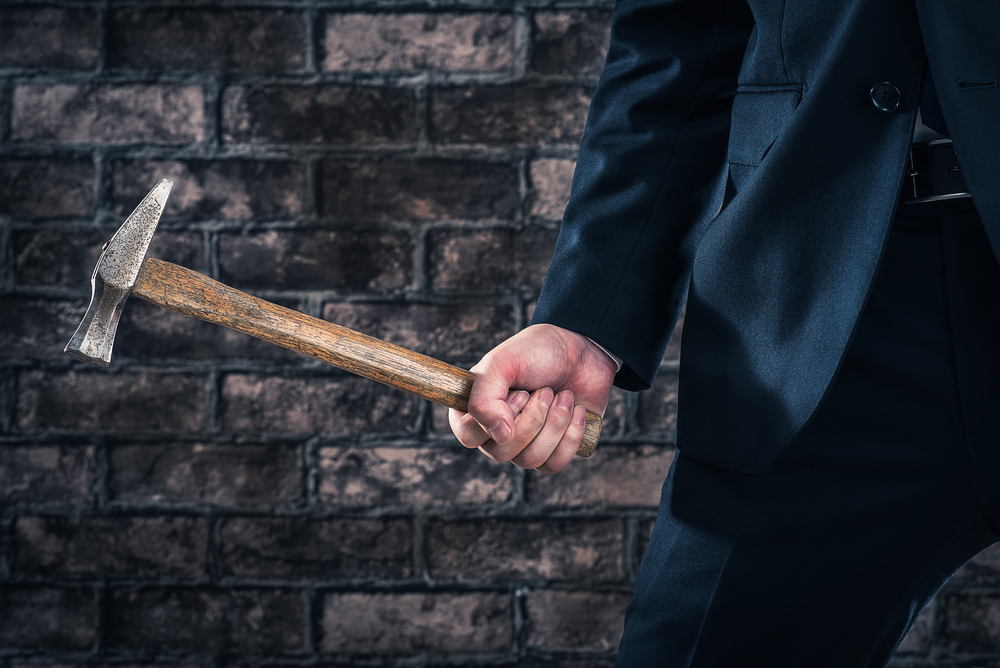 Kalapáccsal támadt rendőrökre egy férfi, őrizetbe vették