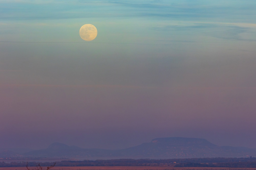 Telihold a Balatonnál