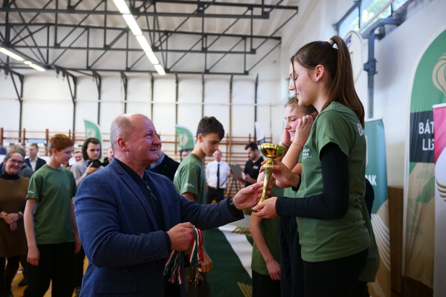 Simicskó István: A tehetséges fiatalok garanciát jelentenek a jövőre