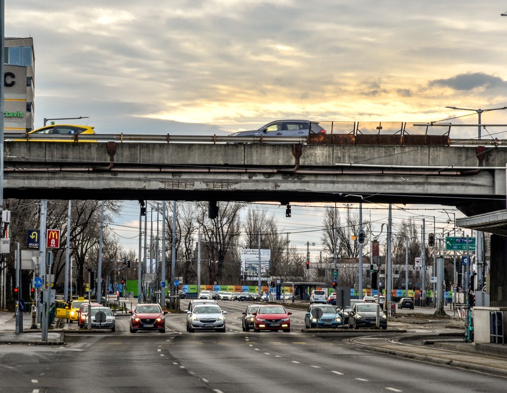 Péntek estétől korlátozzák a népligeti felüljáró forgalmát