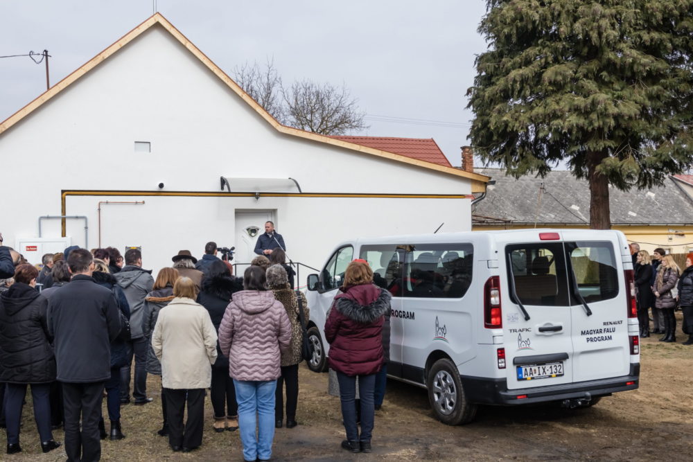 Szolgálati lakást és tanyagondnoki kisbuszt adtak át Böhönyén