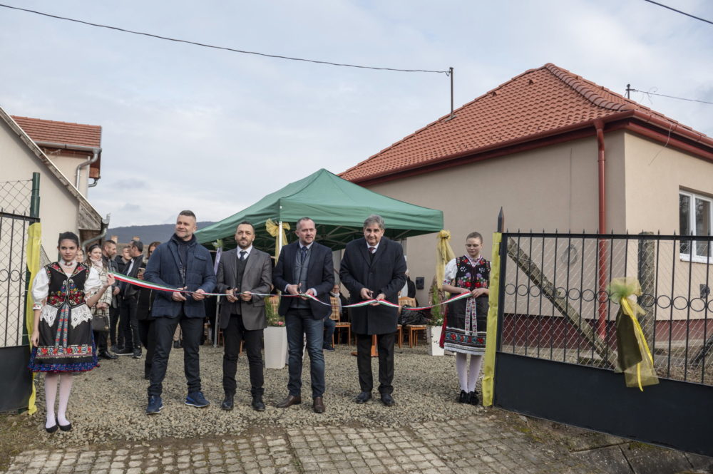 Szolgálati lakást adott át Nagylócon Gyopáros Alpár