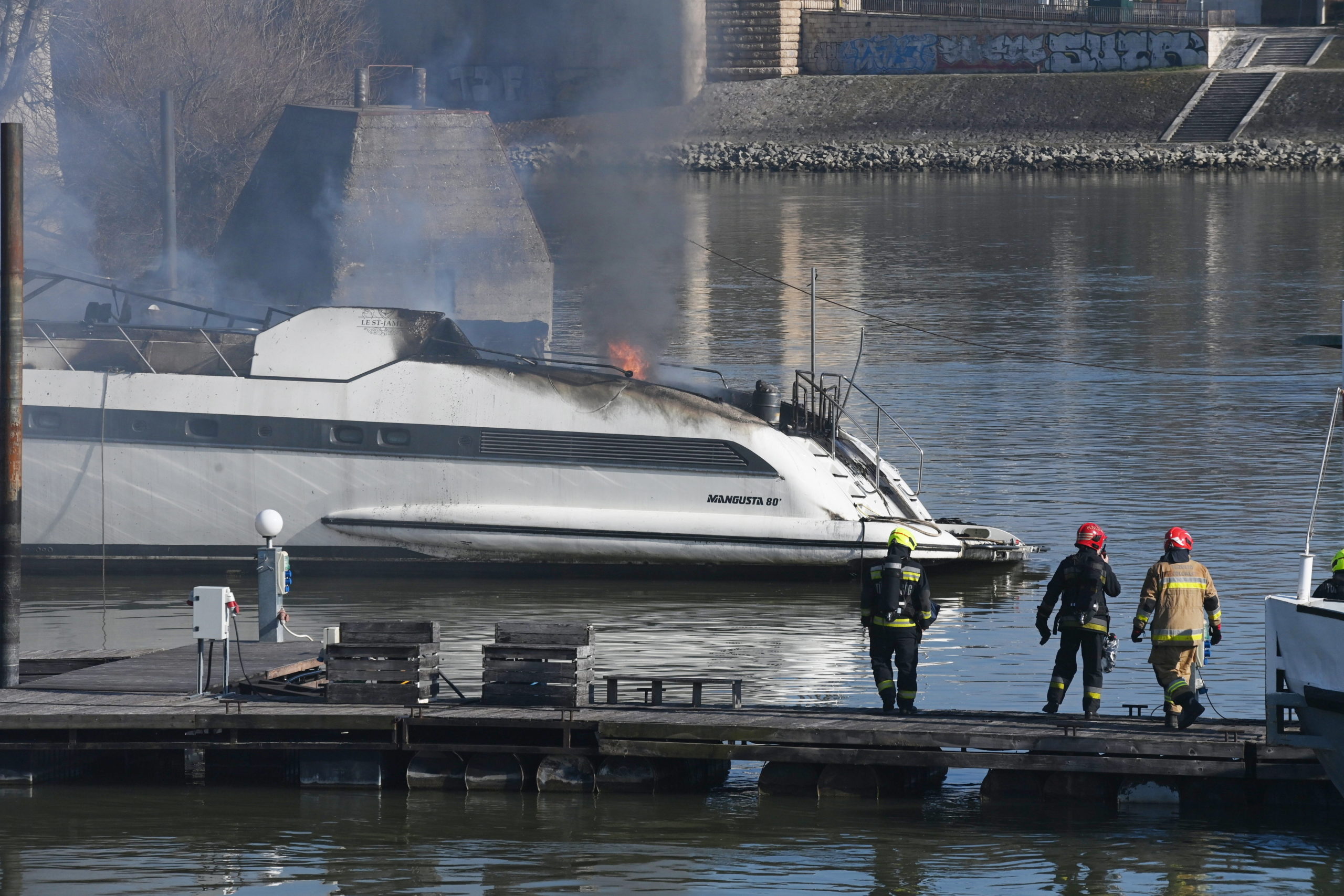 Kigyulladt egy hajó az Óbudai-szigetnél