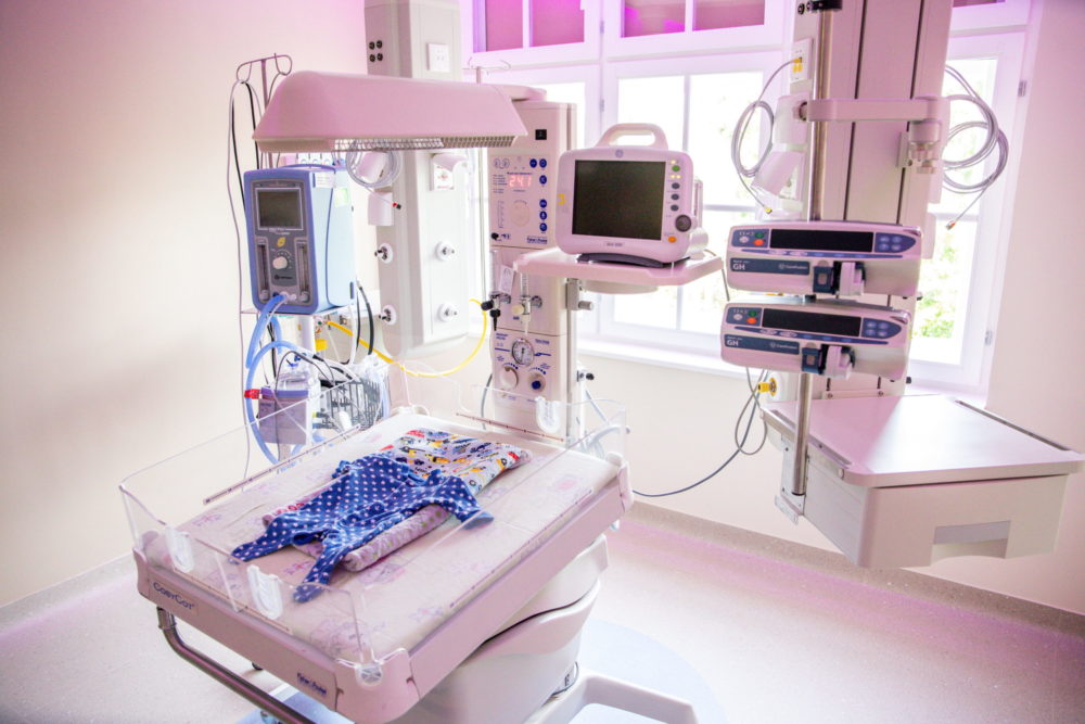 Nyitott hasfallal született kisfiút mentettek meg a szegedi gyermekklinikán