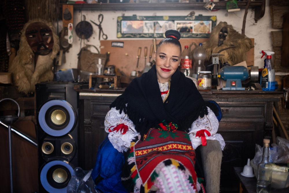 Sokác népviseletbe öltözött lány