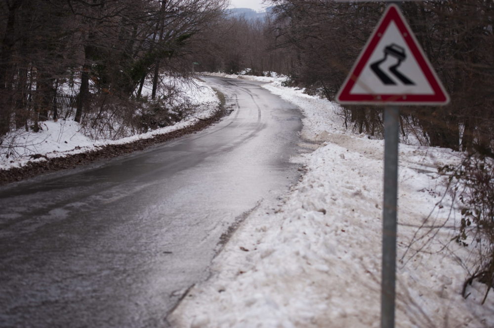Viharos szél és csúszós utak teszik veszélyessé a közlekedést