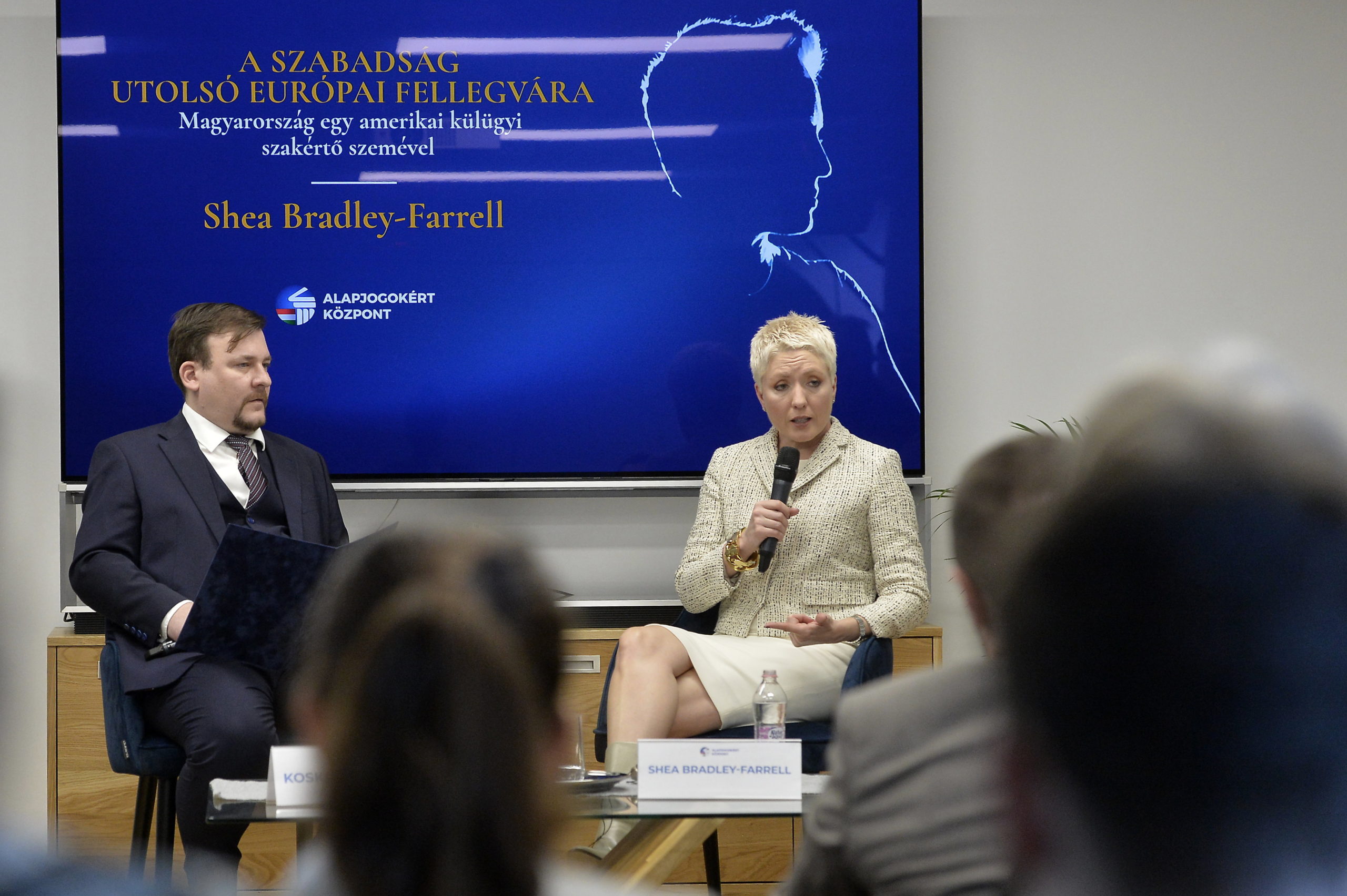 “A Biden-kormányzat tevékenysége ellentétes az Egyesült Államok érdekeivel”