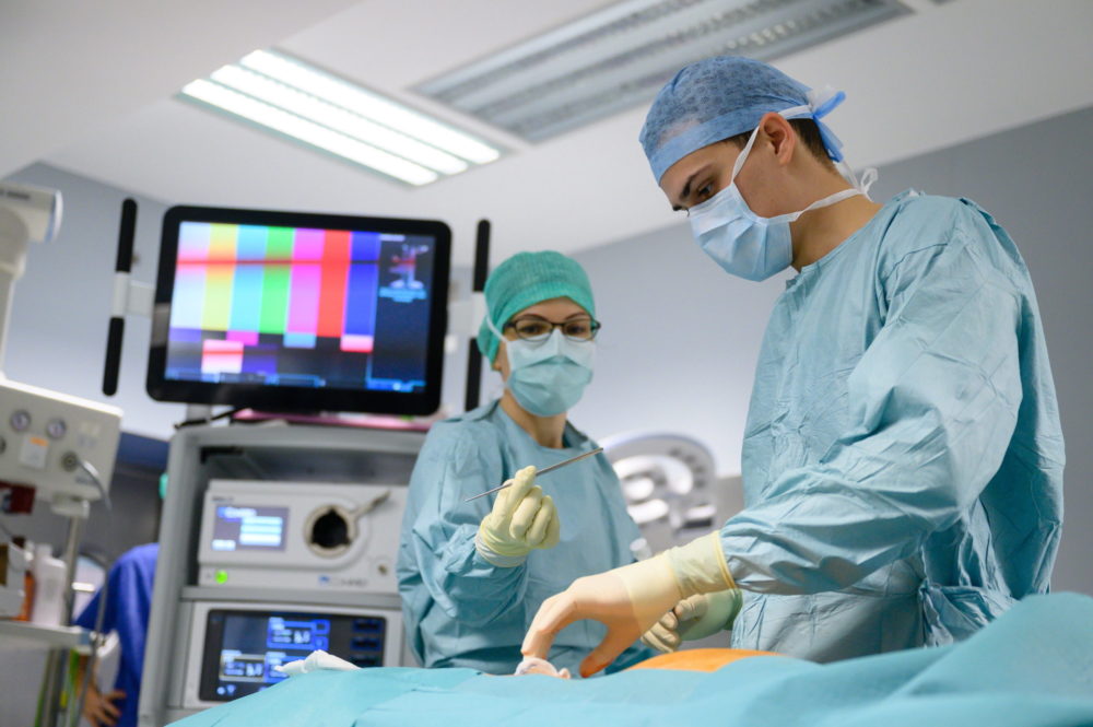 A kormány folytatja az egészségügyi dolgozók béremelését