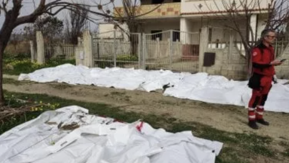 Több mint harminc holttestet emeltek ki a tengerből