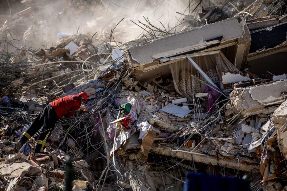 A mentés 12. napján is hoztak fel élőket Törökországban a romok alól