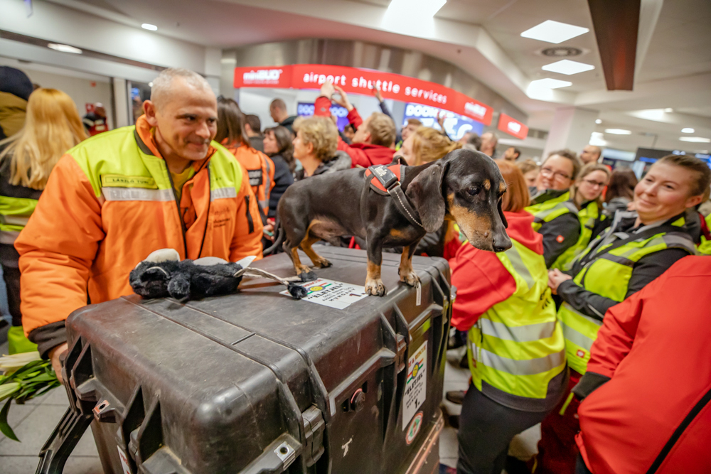 Fotó: hazatért Törökországból a legkisebb hős