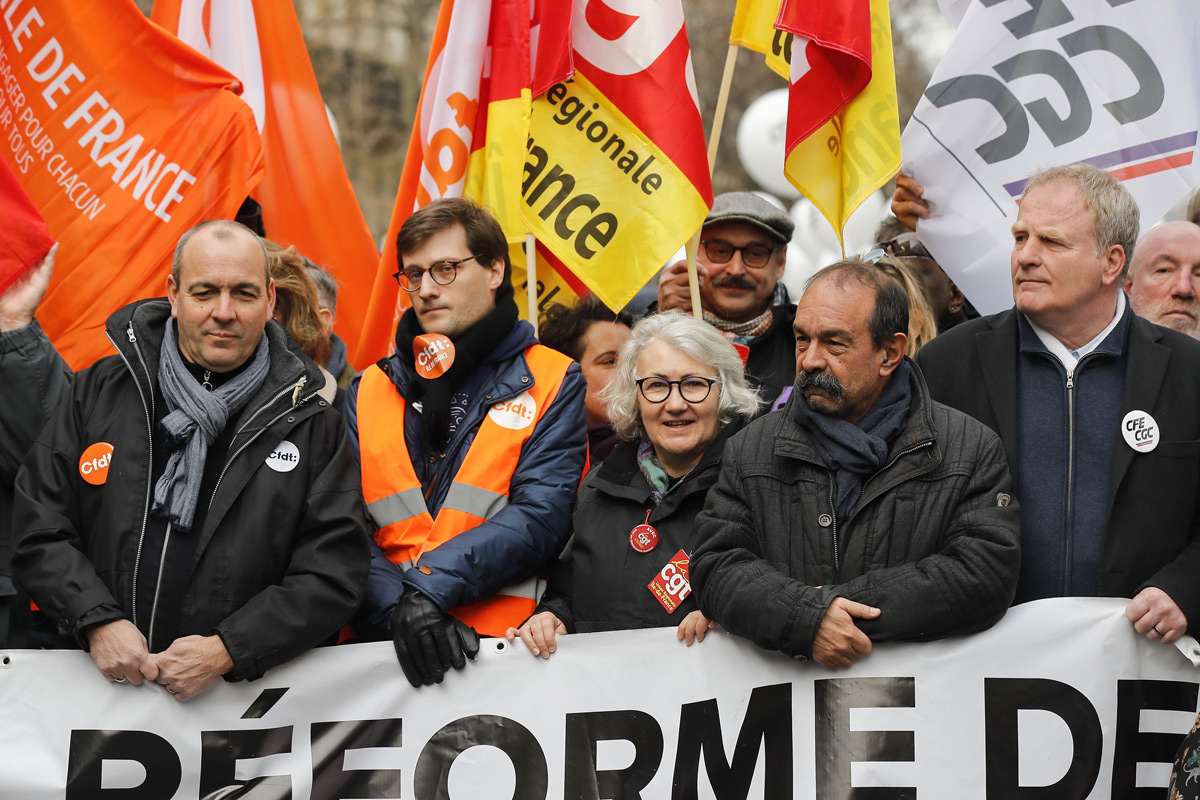 Százezrek tüntetek a nyugdíjreformtervek ellen
