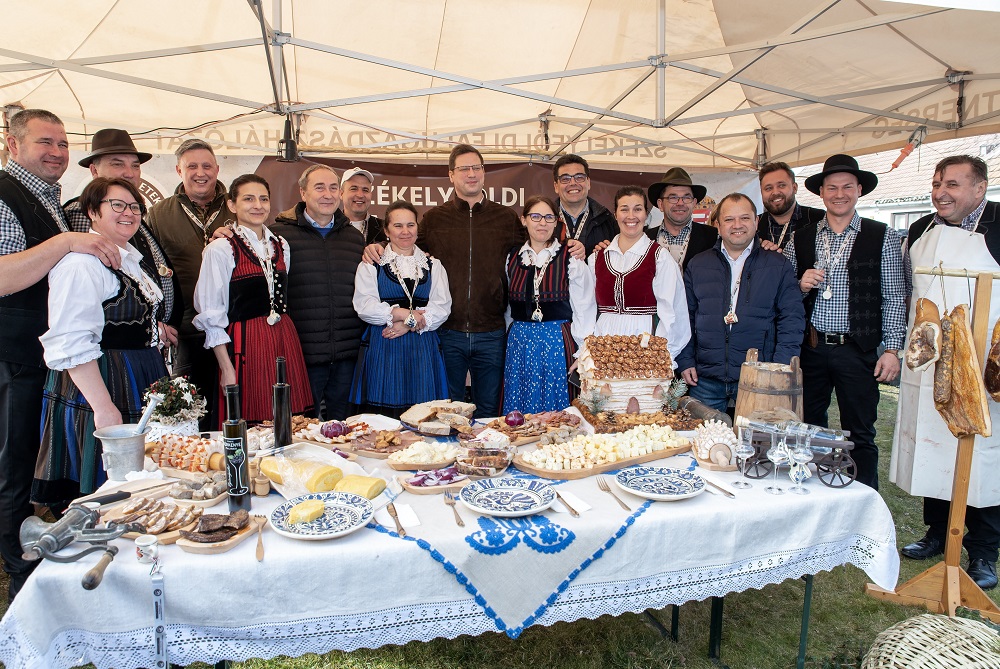 A közösségépítésnek a hagyománykövetés az egyik legfőbb eszköze