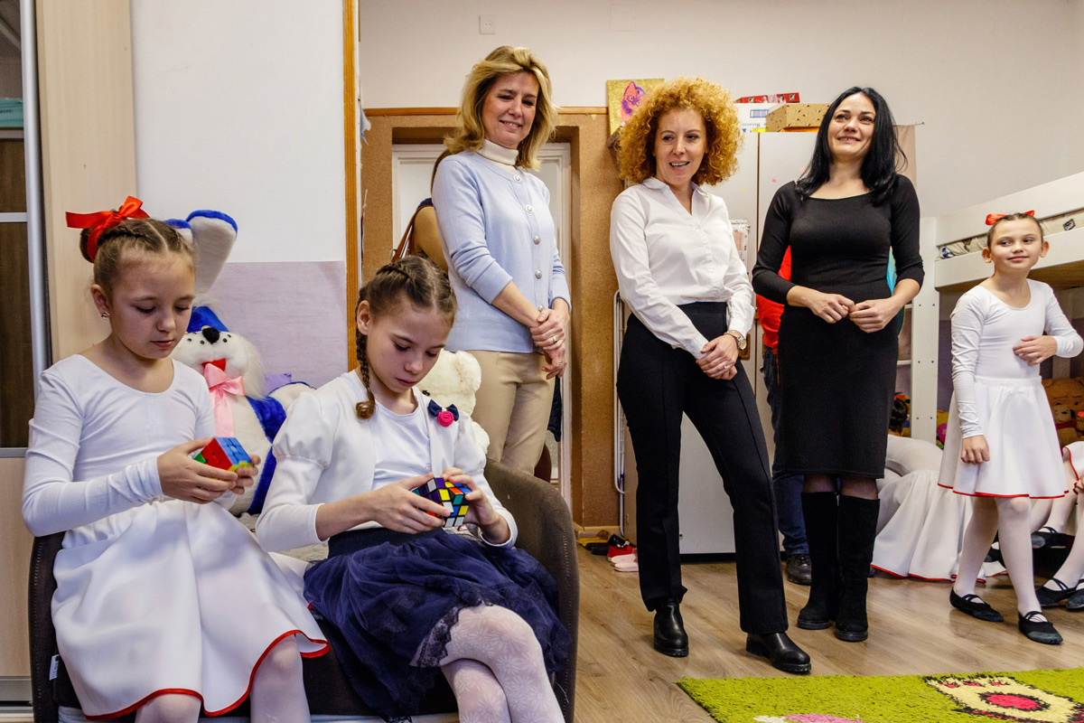 A háború évfordulóján kárpátaljai gyermekotthonokban járt Herczegh Anita