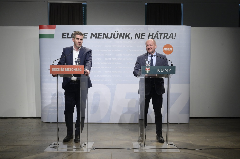 Békepárti határozati javaslatot nyújtott be a Fidesz és a KDNP