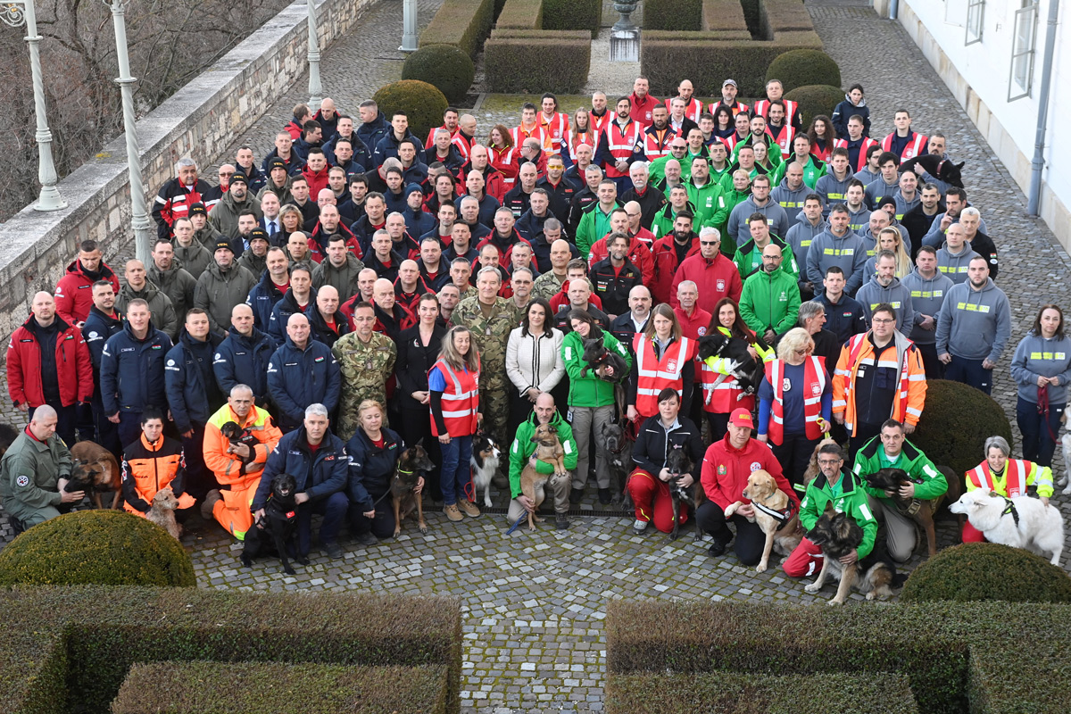 A mentés magyar résztvevőit a Sándor-palotában köszöntötték