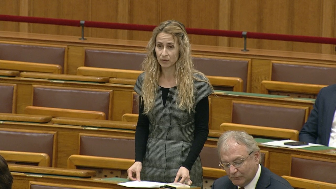 Orbán Viktor Szabó Rebekának: amit ön tesz, az rémhírterjesztés (Videó)