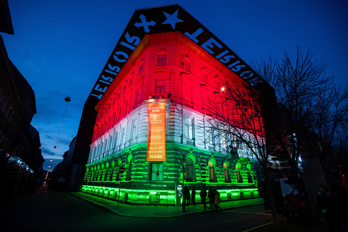 Fényfestés a Terror Háza Múzeum homlokzatán