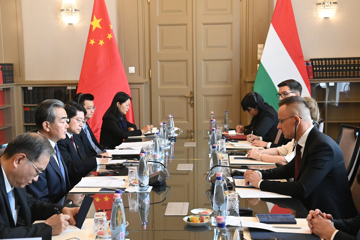 Magyarország és Kína a béke pártján áll